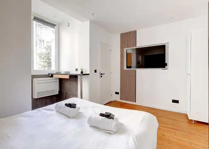 Studio Neuf Et Climatise Sur Les Champs Elysees
